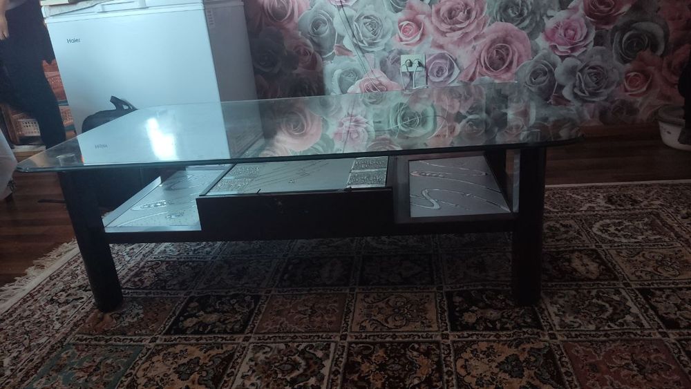 Стол для телевизора стеклянный