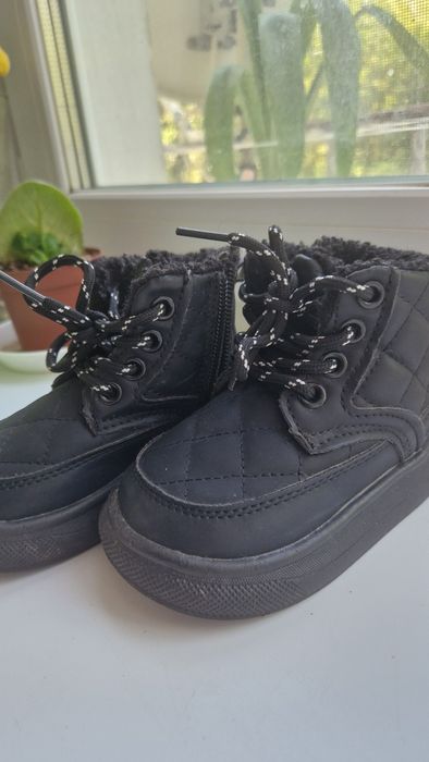 Продам детские ботинки