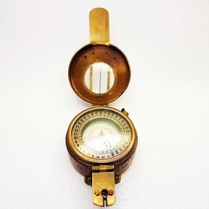 Компас от масивен бронз.