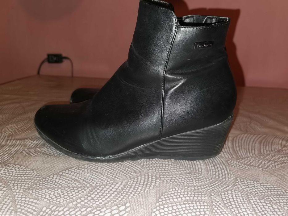 Черни боти от изкуствена кожа
