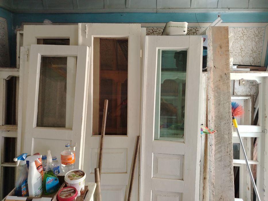 Двери и окна деревянные крашеные