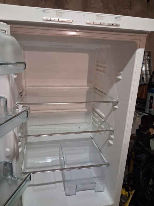 Продавам хладилник/фризер комбиниран на марката Miele. Град Айтос. За