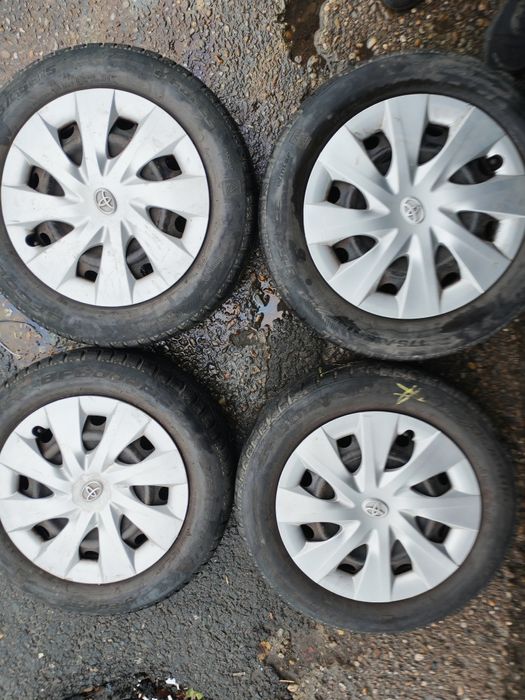 Vând 4 jante tabla cu 4 anvelope iarna pentru Toyota 175.65.15