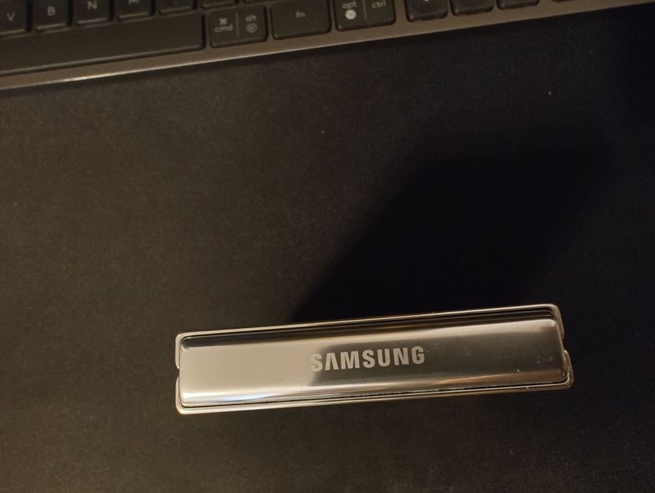 Galaxy Z Flip 5 ca nou - in tipla