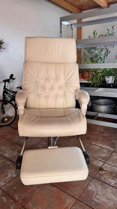 Scaun de pedichiura stare buna , din piele , cu picior pneumatic