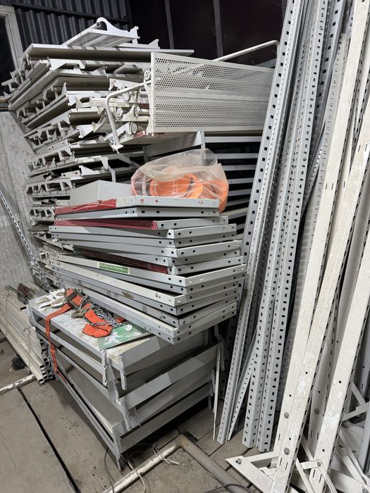 Стеллажи от Massimo Dutti