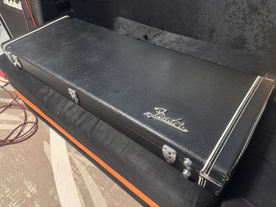 Китара с Куфар-Fender Yngwie Malmsteen Strat Copy Model