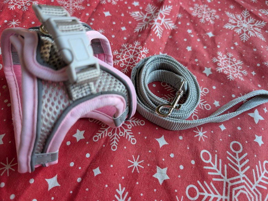 Розов нагръдник за малко куче или котка