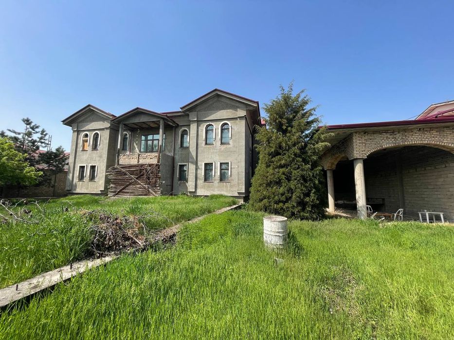 Продаётся трёхуровневый дом 32 соток возможно продажа раздельно 16+8+8