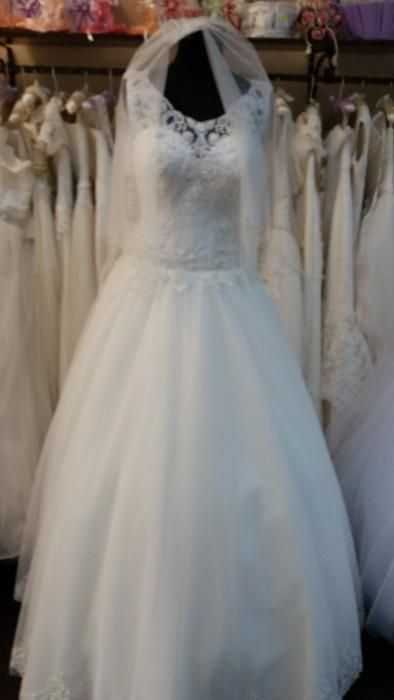 Rochia de Mireasă - culoarea: Crem-Ivory - stare excelenta, este noua