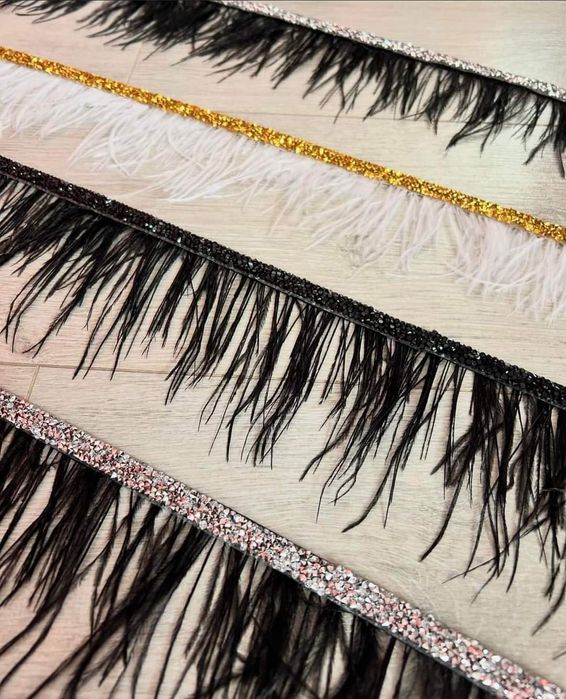 Колани с пера и камъни