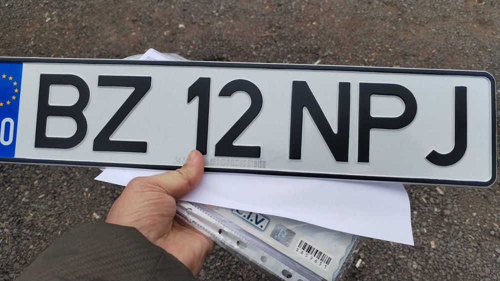 Vind sau schimb cu autoturism barca trimaran cu motor