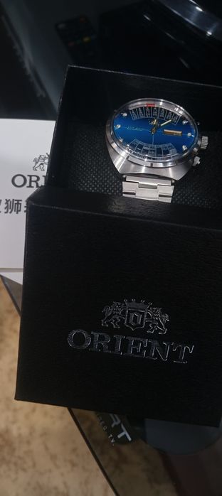 Часы Orient College.