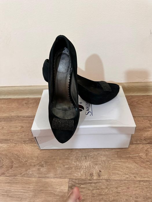 Женский туфли продается.