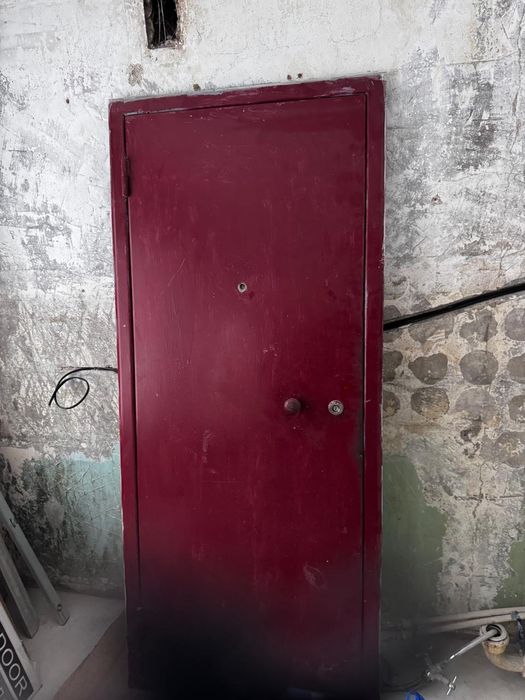 Продам входную железную дверь