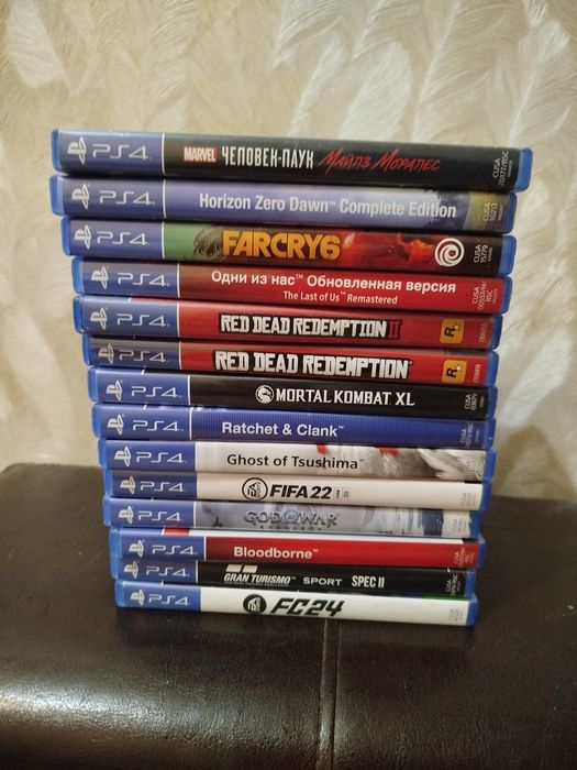 СРОЧНО!Playstation 4 slim 2 джойстика и 14 игр