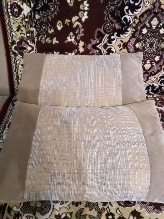 Подушки на диван,обе за 500тг.