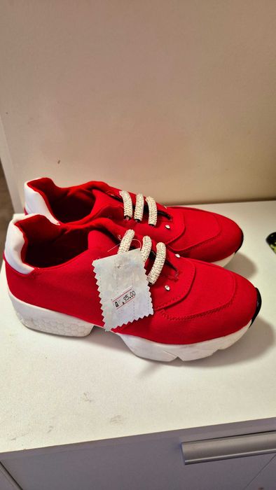 Обувки маратонки червени, с етикет