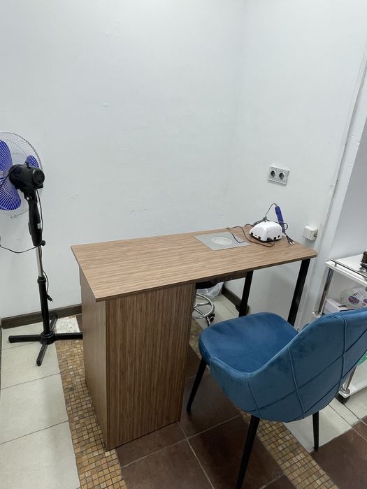 Продам маникюрный стол со стульямм, все новое покупала месяц назад!