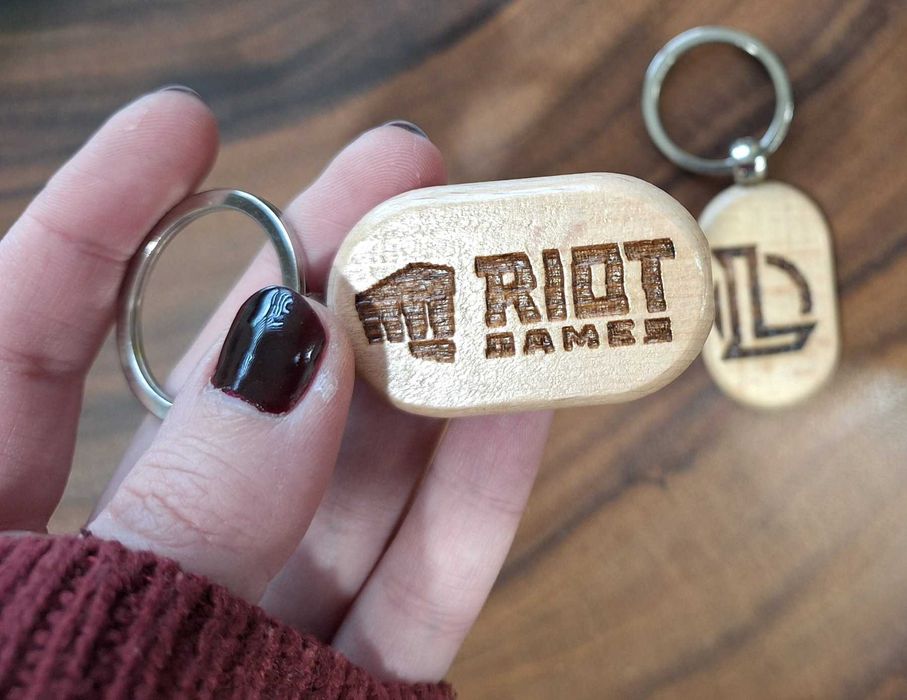 Различни видове дървени ключодържатели и джобчета за чип