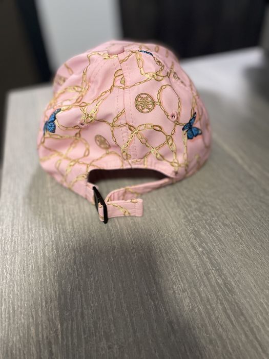 Guess шапка с козирка и златист принт