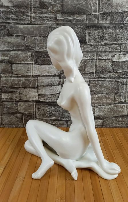 Порцеланова фигура/статуетка на гола жена - Goebel