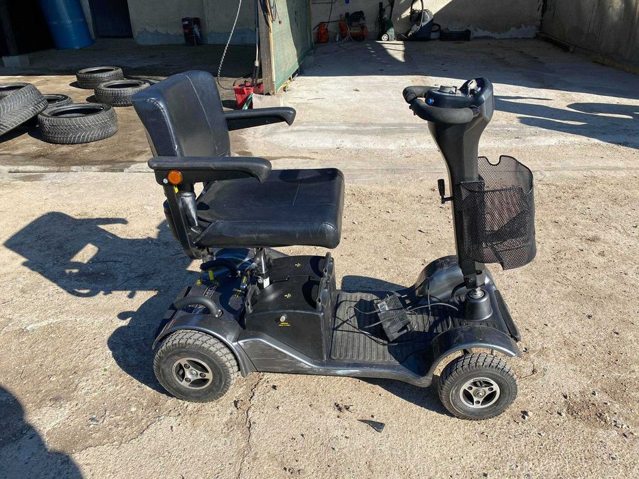 Скутер за трудно подвижни хора или инвалиди