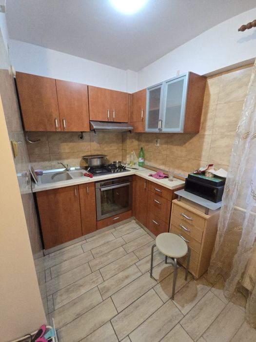 Apartament cu 3 camere de închiriat