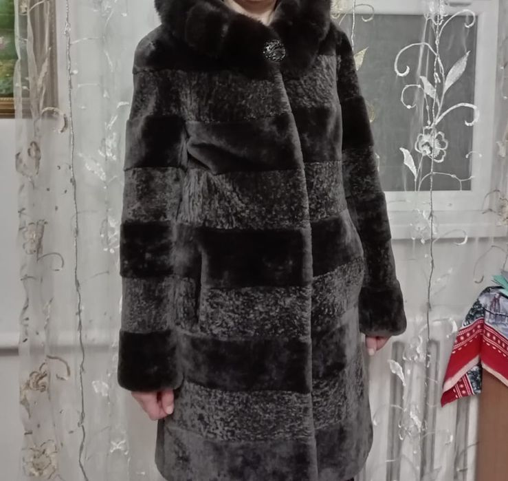 Продам мутоновую шубу в отличном состоянии, отделка норка. Размер 48.