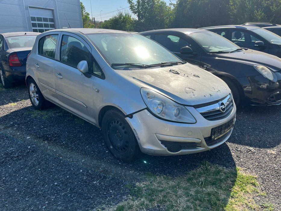 Dezmembrez Opel Corsa D 1,4 benzina gri argintiu 4 usi 2007