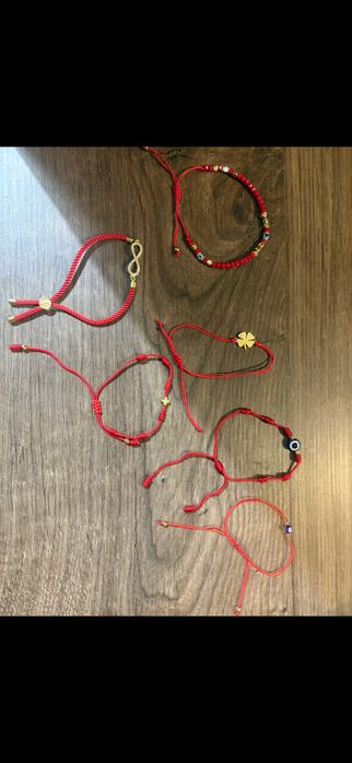 Златни гривни гривни със златни елементи