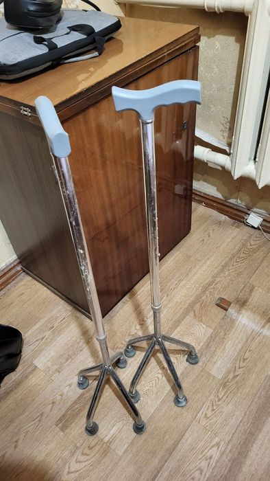 Пара костылей с ножками