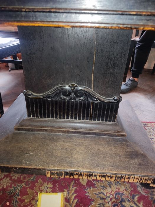 Стара маса със столове