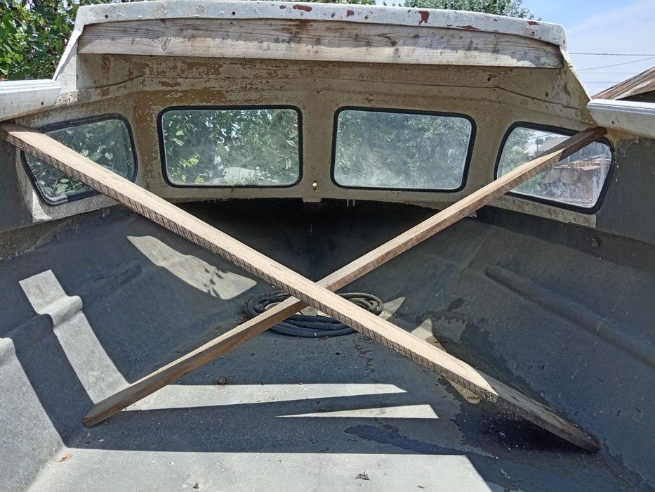 Barcă cabinată + trailer – ideală pentru proiect