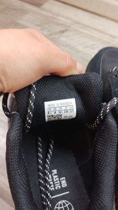 Чисто нови маратонки Адидас