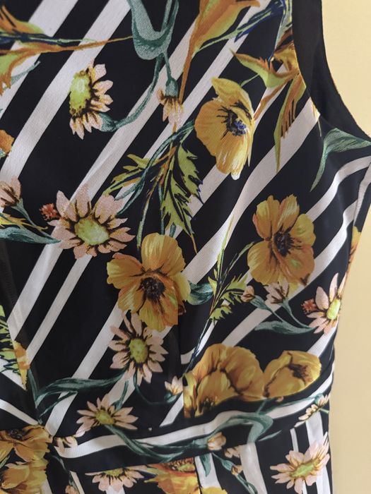 Черна рокля с цветя