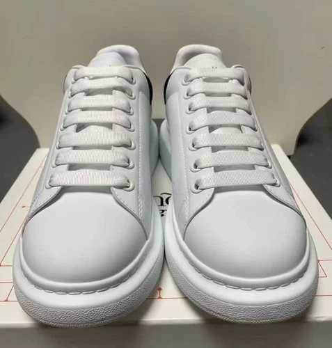 Sneakers Alexander Mcqueen cu eticheta (nu Nike, Gucci, Adidas, Balenciaga)