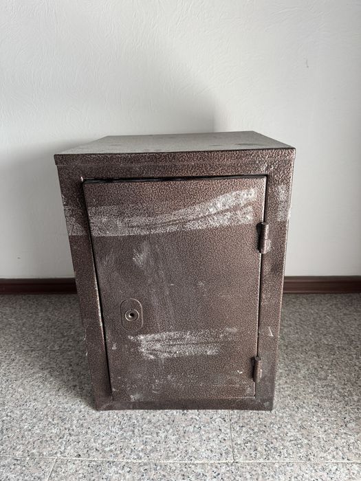 Продам металлический сейф/шкаф