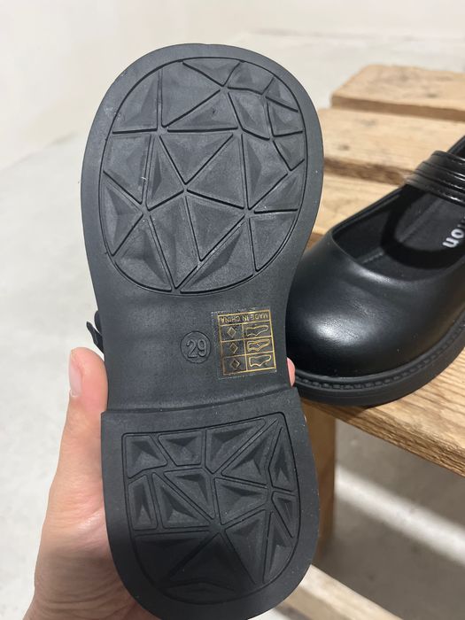 Продам новую обувь в школу на девочку!