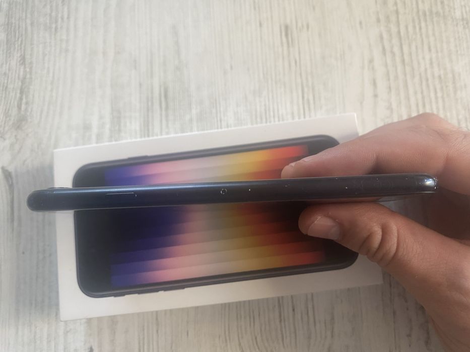 Продавам IPhone SE