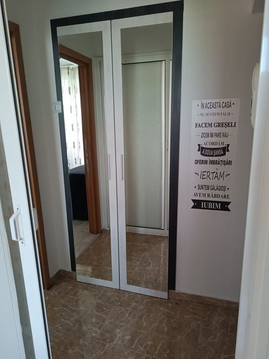 Vând apartament  2 camere  zona Cina