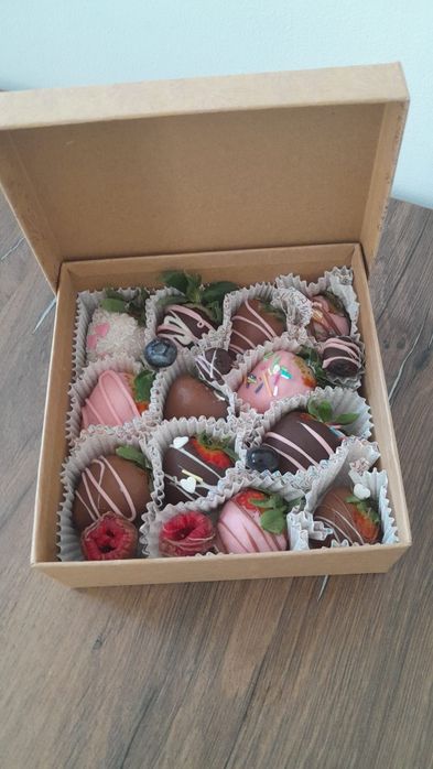 Realizez căpșuni in ciocolată