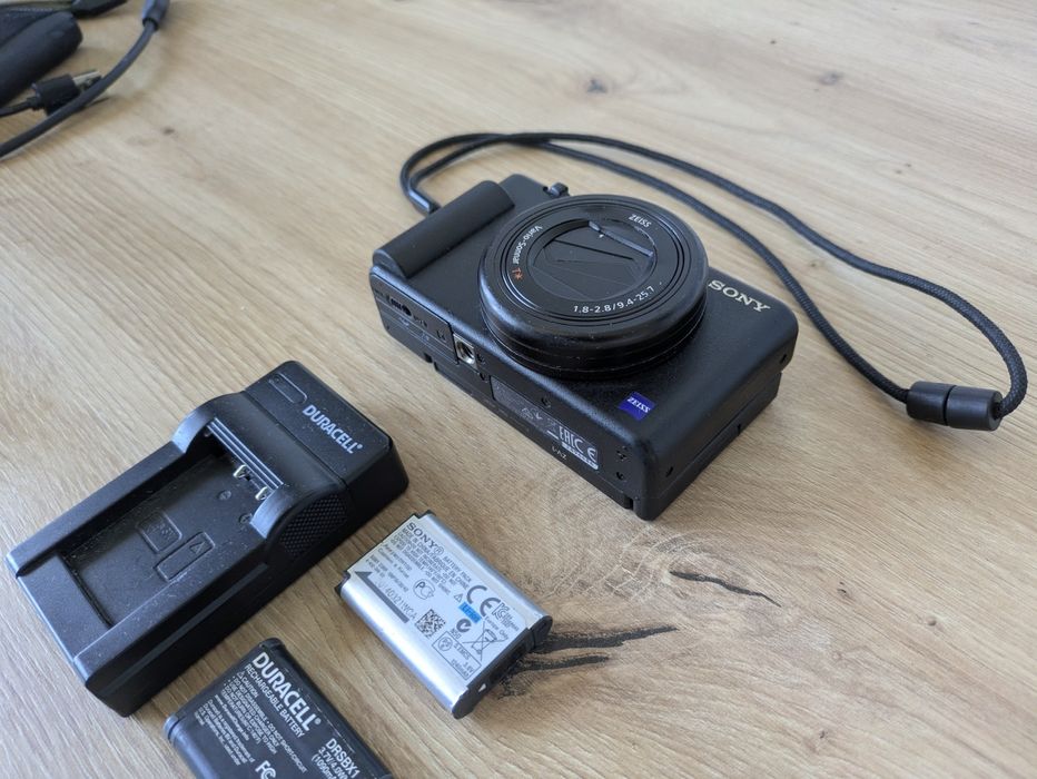 Sony ZV-1 | По-добра от G7X, Компактна Камера за YouTube, Instagram, TikTok и др. С две Батерии и Зарядно