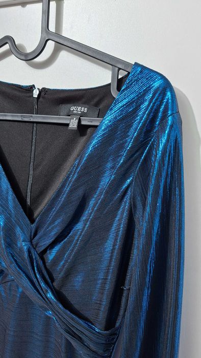 GUESS синя рокля с блестящ ефект и драпиран преден детайл  EU 32