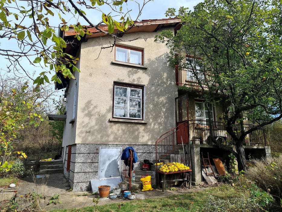 Вила на 35 км. от София, със ФЕЦ 30 кВп..