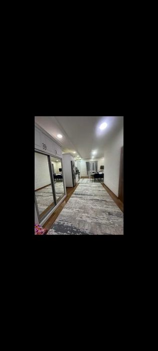 Продам дом с евроремонтом. Двор — брусчатка, есть гараж.