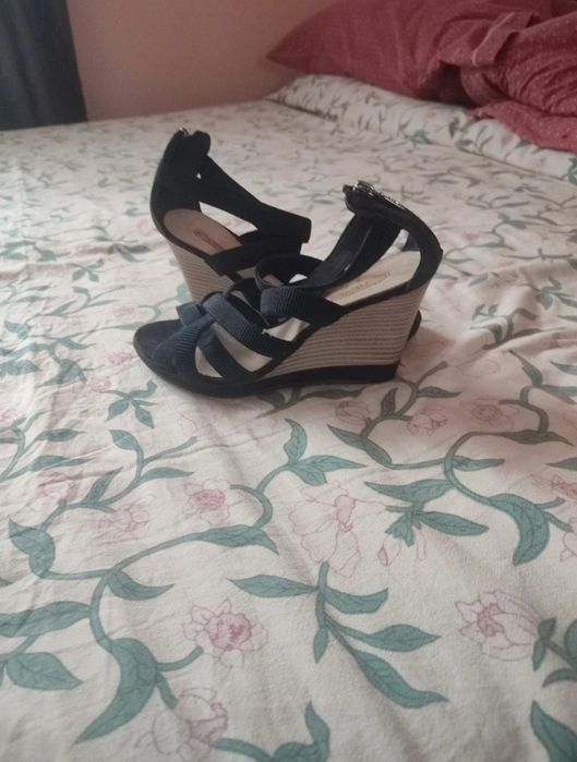 Sandale cu talpa inalta