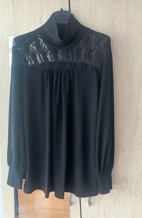 Елегантна черна блуза от трико, с подарък копринен шал