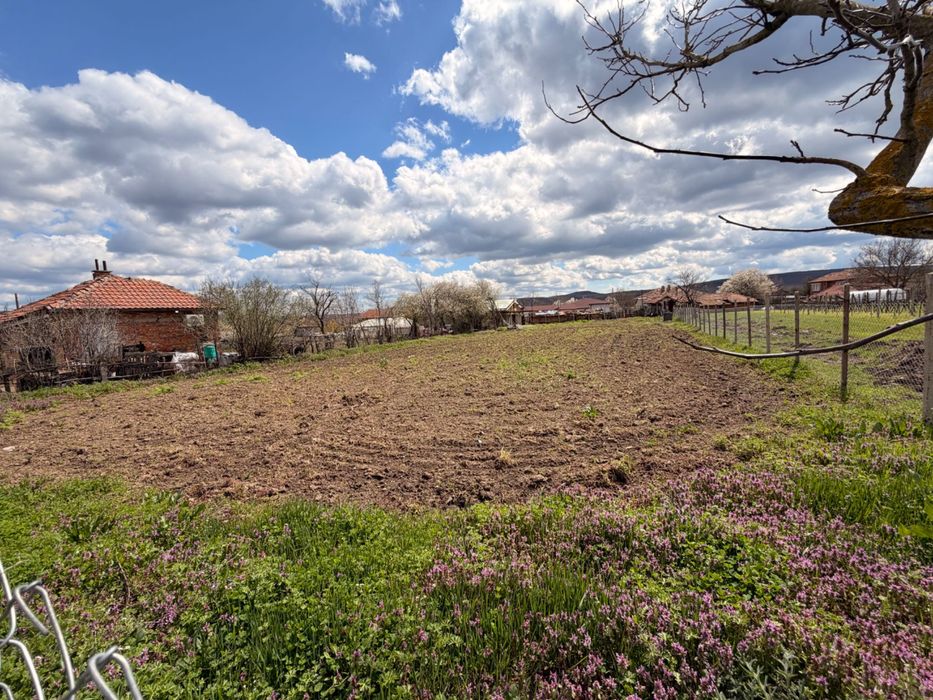 Парцел за застрояване в с. Кривини