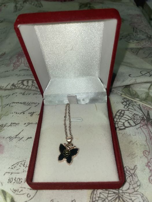 Колие с пеперуда